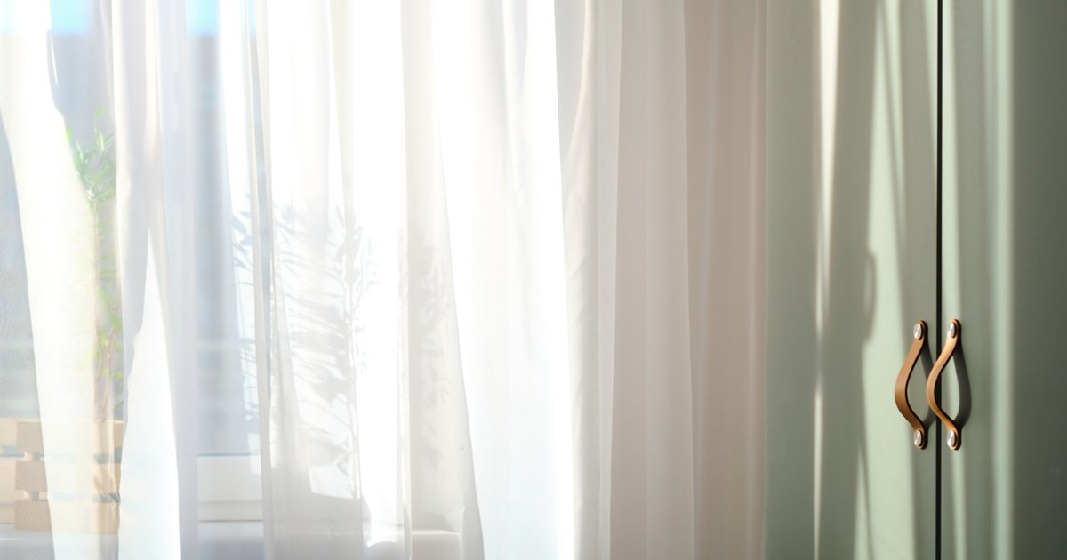 カーテン越しにやわらかな朝の光が差し込む室内